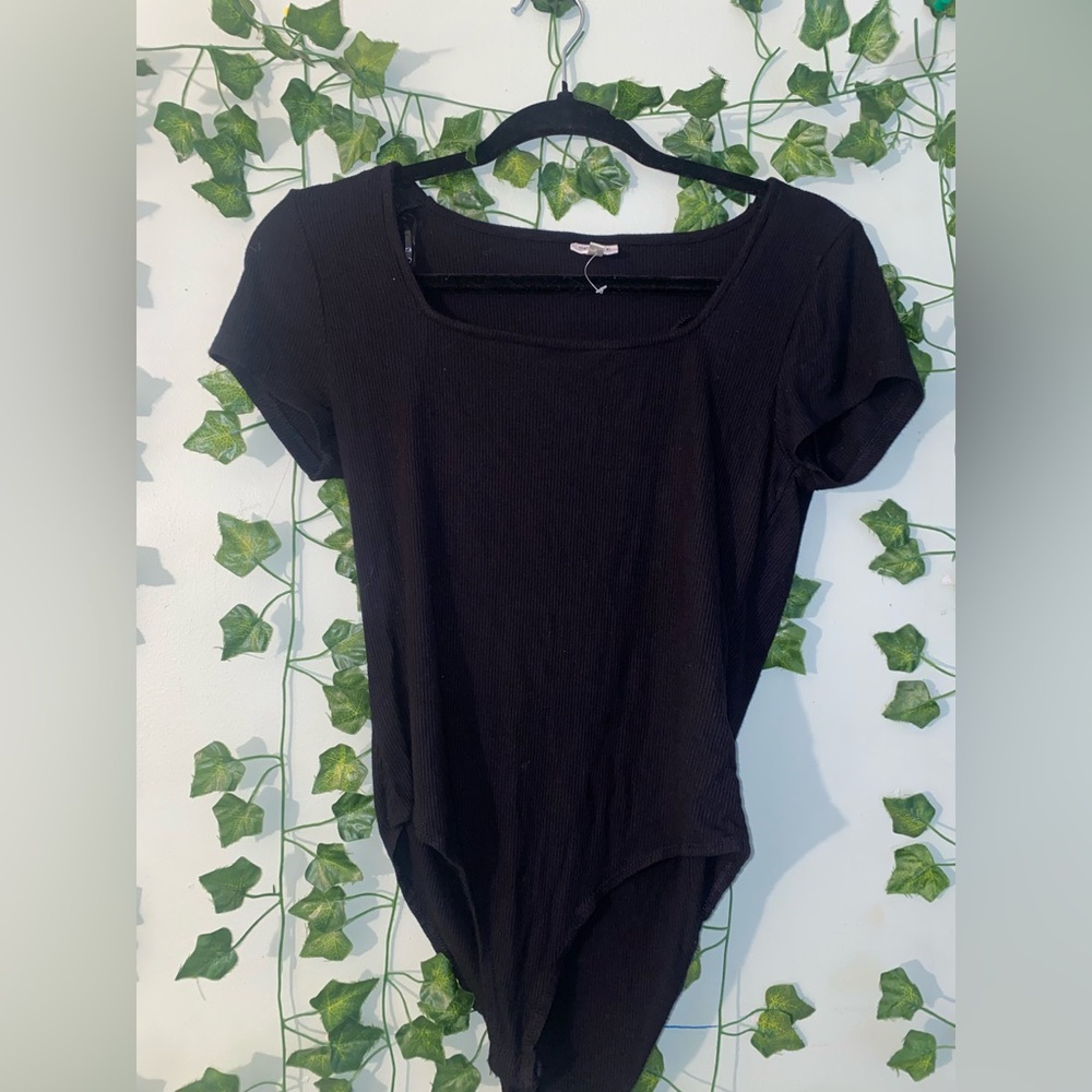 Juniors' Snort-sleeved square-
Neck Ribbed Bodysuit